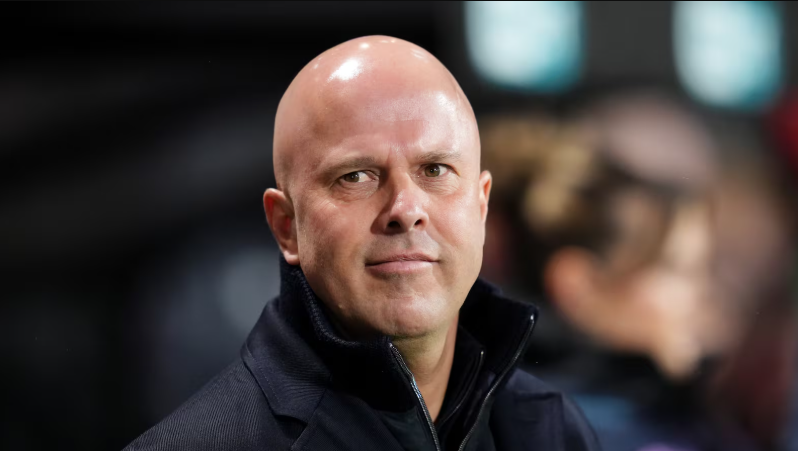 Carragher's Champions League Ultimatum for Slot as Title Nerves Grip Arsenal