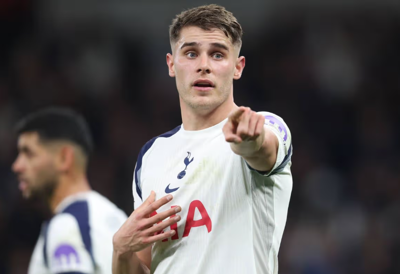 Anfield Alert: Dutch Legend Pushes Van de Ven for Liverpool Switch as Salah Slump Sparks Fears